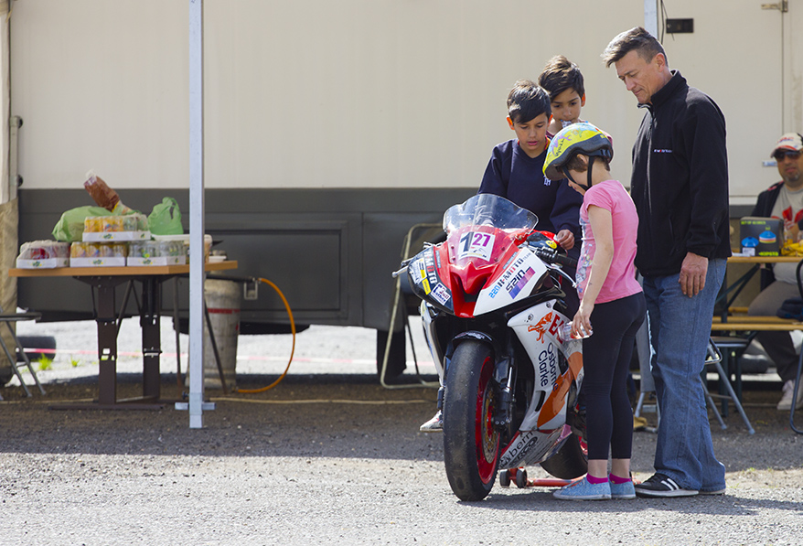 Birtokba vették a Fővárosi MotorShow-n a versenymotorokat a Cseppkő Gyermekotthon gyerkőcei!